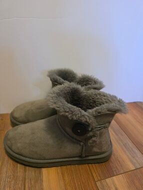 Authentic UGG Australia Bailey Button Boots - Grey (S/N 3352) - Size 9